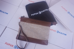 Tas Clutch Kulit Kombinasi Wool PT. Pupuk Kaltim