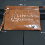 ide souvenir perusahaan eksklusif clutch kulit