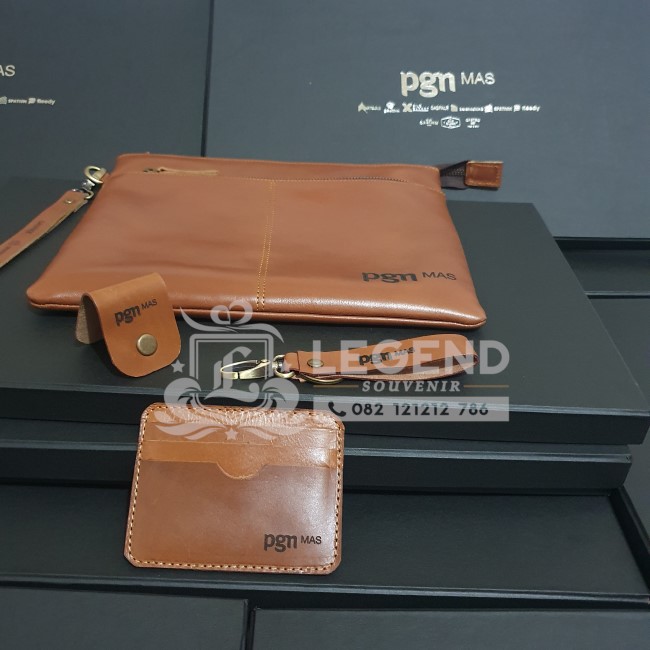 souvenir korporasi clutch kulit