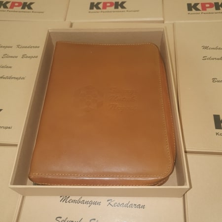 souvenir binder kulit