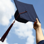 cara memakai topi wisuda
