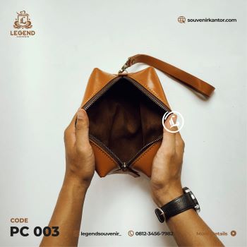 detil bagian dalam pouch bag