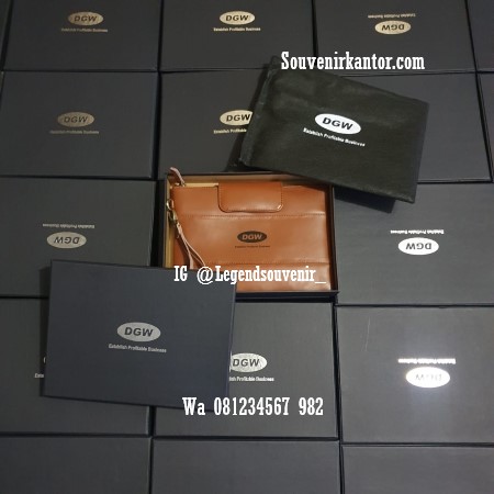 souvenir perusahaan tas clutch kulit