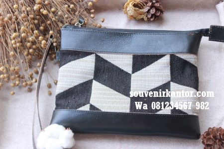 clutch wol motif dadu souvenir BRI clutch wol motif dadu souvenir BRI