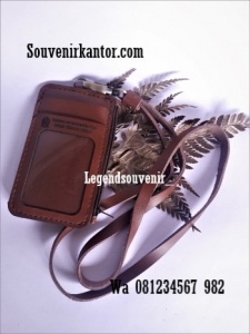 jual id card holder kulit model dompet untuk souvenir akhir tahun perusahaan