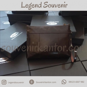 pengadaan barang souvenir kantor tas clutch kulit